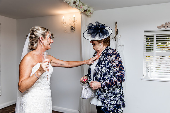 Alcumlow Barn Wedding Photography - Carrie & Craig-327